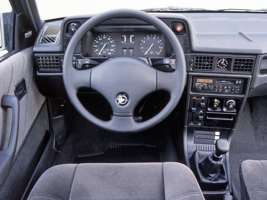 Панель приборов Opel Kadett GL 5-Door (E) 1989 года  (фото 2 из 5)